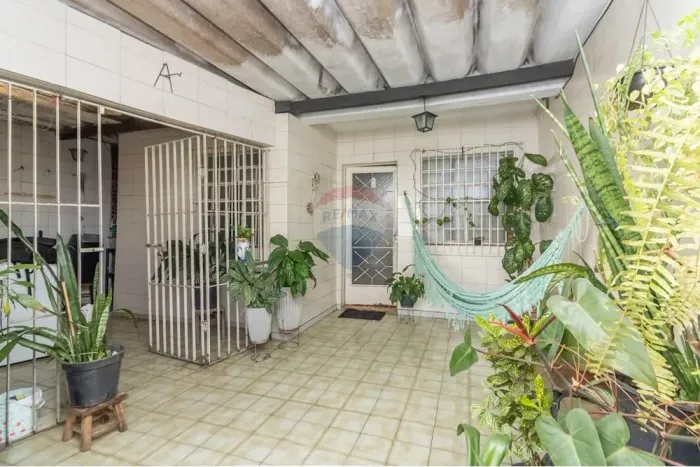 Duas casas pelo preço de uma! Oportunidade imperdível na Vila Santa Catarina! 142m² Terren