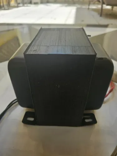 Autotransformador UPSAI AT-3000 3000VA 110V ? 220V Industrial