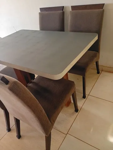 Mesa com 4 cadeiras pés de madeira entrego