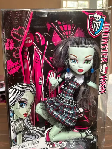 Boneca Monster High Frankie Stein Frightfully tall com caixa e suporte g1
