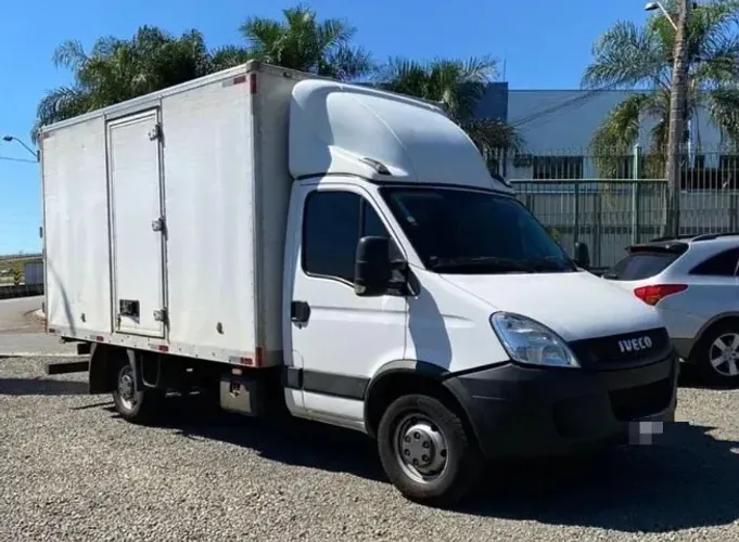 Iveco 35s14 baú ano 2015
