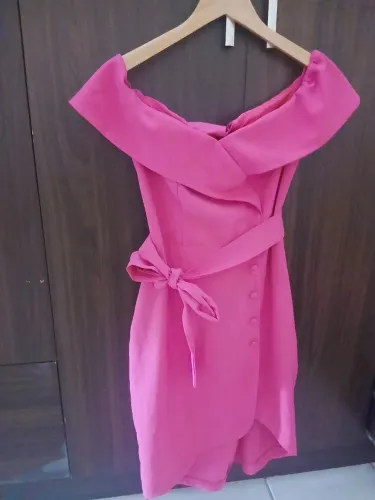 Vestido de Festa Elegante Rosa Ombro a Ombro com Faixa na Cintura | Nunca Usado