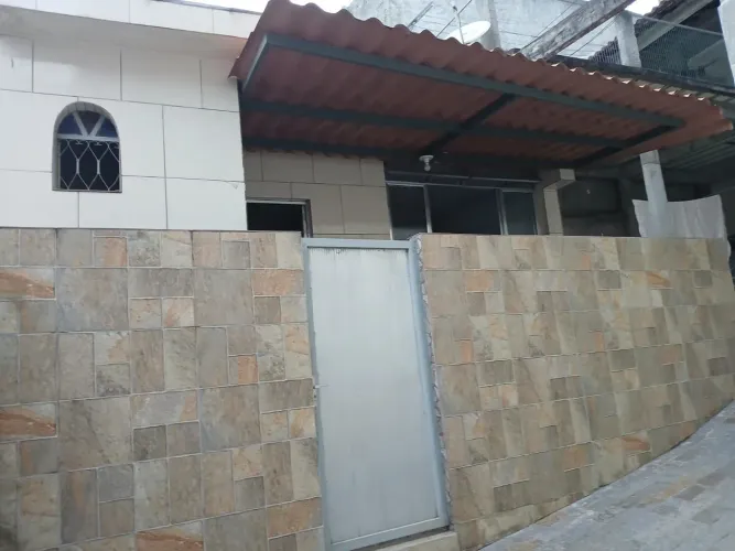Aluga-se uma casa no bairro Coelho Sg