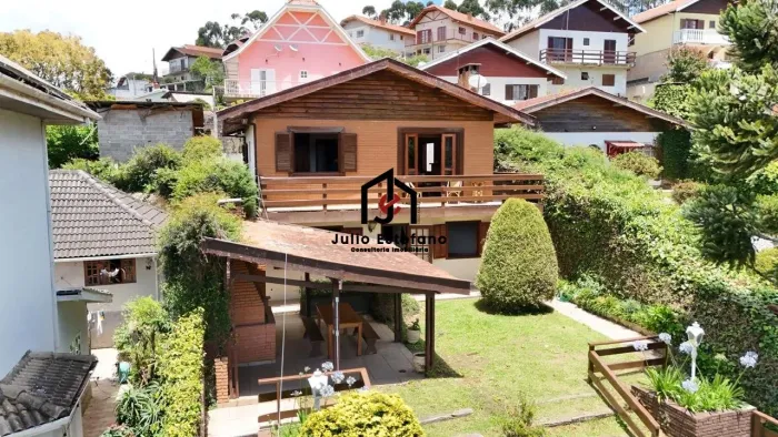 Casa com 4 dormitórios sendo 3 suítes no bairro Jardim Marcia em Campos do Jordão