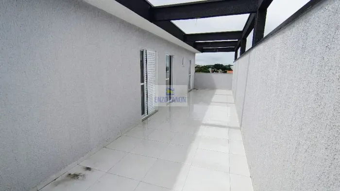 Cobertura com 2 dormitórios sendo 1 suíte. Sala anexa a um amplo quintal externo, com 100 