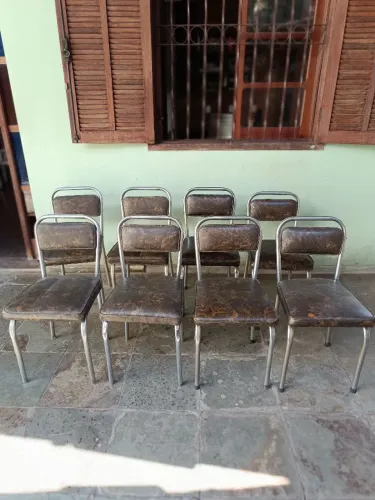 Cadeiras Estofadas com Estrutura Metálica