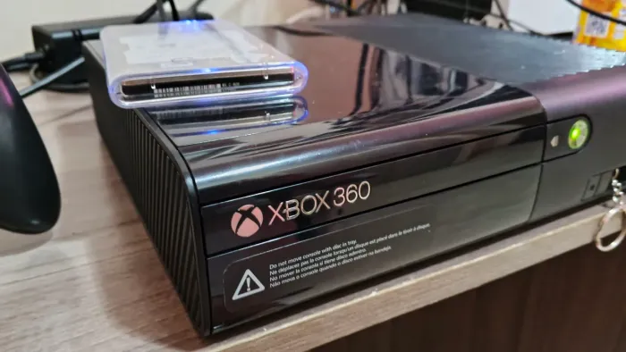 xbox 360 super slim desbloqueado com controle cabos e Kinect