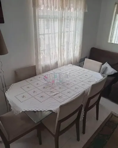 Mesa com 06 cadeiras
