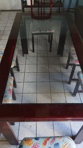Mesa madeira seis cadeiras.