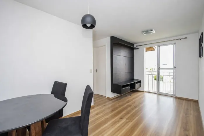 Apartamento Parcialmente Mobiliado no bairro Pinheirinho.