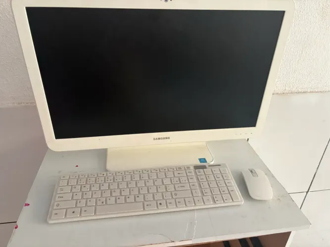 Computador All-in-One funcionando perfeitamente