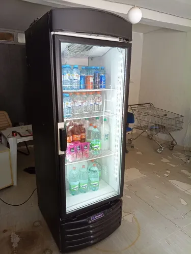 Freezer semi novo