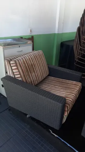 Poltrona giratória com base em alumínio e almofadas soltas bem conservada