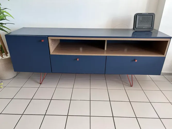 Rack retrô industrial azul marinho e cobre