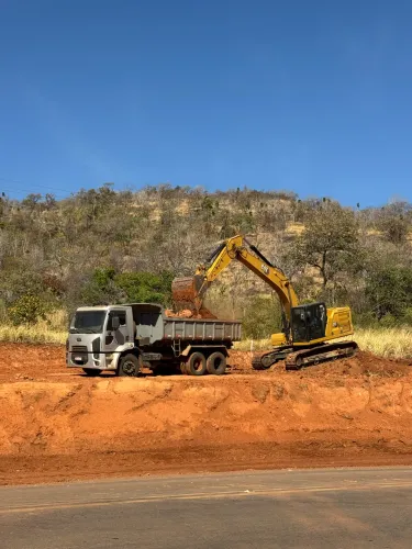 Caminhão caçamba 2429