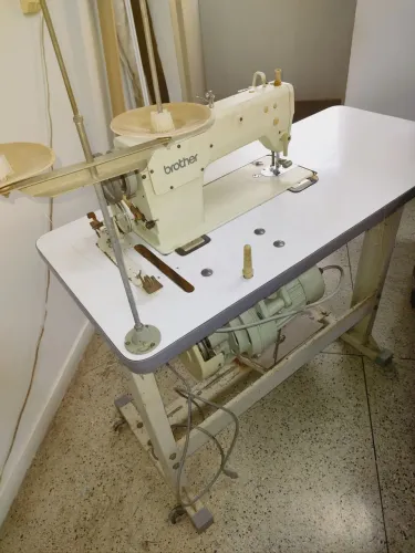 Máquina de Costura industrial Reta Brother (Com mesa e motor)