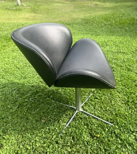 Poltrona giratória preta estilo Swan com base metálica
