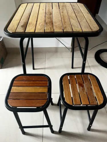 Conjunto de mesa e dois bancos.