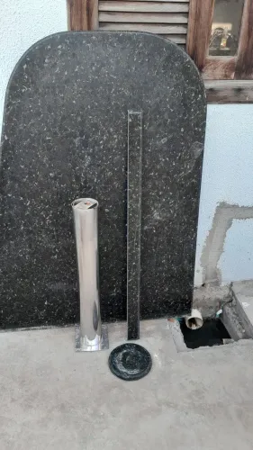 Mesa de granito com base de inox