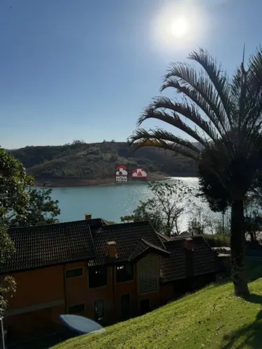 Casa à Venda no Condomínio Recanto dos Pássaros em Jacareí