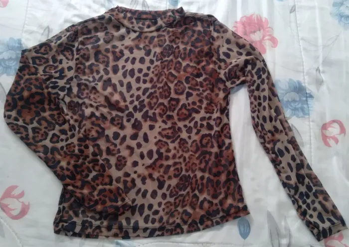 Blusa manga longa em tule animal print (P/M) nova