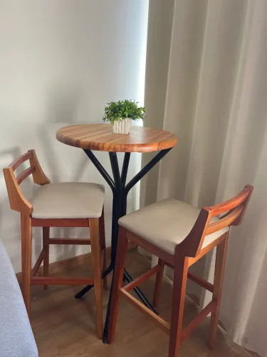 Conjunto de banquetas e mesa alta