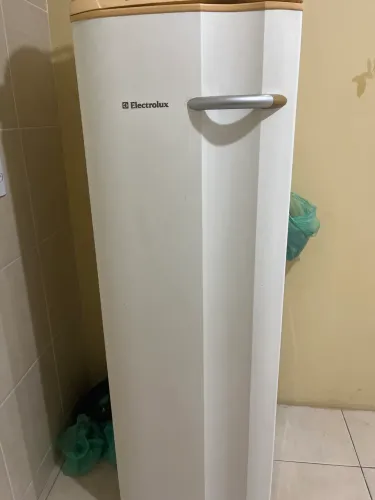 Frizer eletrolux gelando muito , motivo da venda viajem