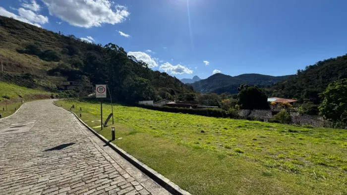 Terreno à venda no Condomínio Fazenda Marambaia em Corrêas, Petrópolis/RJ. Condomínio Clas