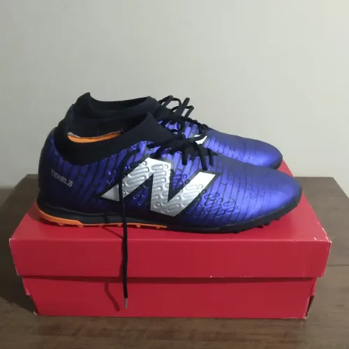 Chuteira New Balance Society