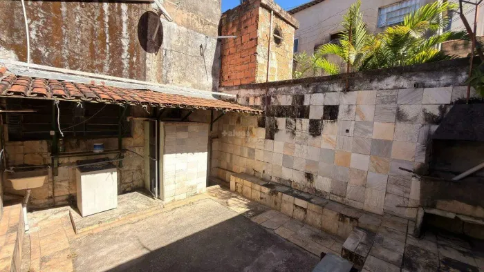 Kitnet de 40 m² no Sagrada Família, Belo Horizonte - 1 Quarto, 1 Banheiro, com Armário de