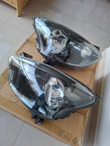 Par Farol original Nissan March 2018
