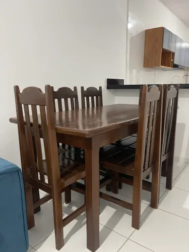 MESA + CADEIRAS DE MADEIRA MACIÇA