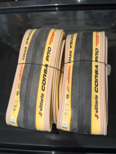 Par de Pneu Vittoria Corsa Pro Speed Grafeno 2.0 700x28c Tubeless