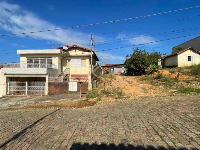 Casa com Quintal Amplo e Possibilidade de Expansão 800 m² no Santo Antônio
