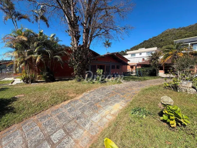 Casa com 4 dormitórios à venda, 214 m² por R$ 1.390.000,00 - Iucas - Teresópolis/RJ