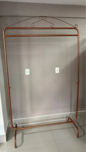 Vendo arara na cor cobre em perfeito estado 