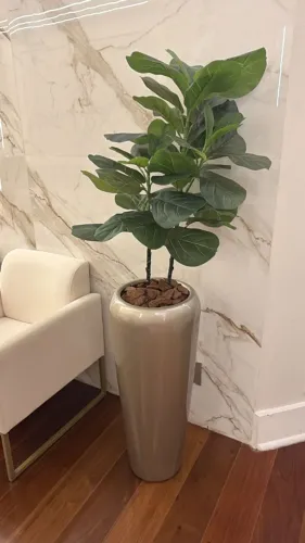 Vaso decorativo completo com folhas artificiais e cascalho