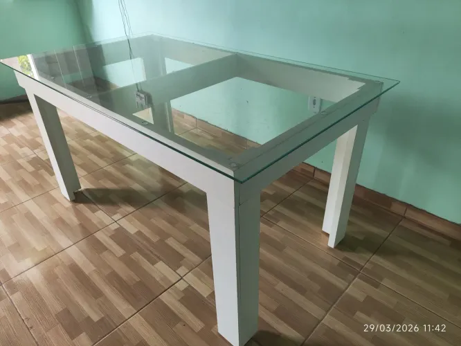 Mesa com tampo de vidro.