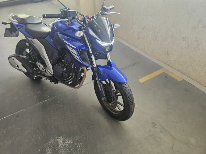 Moto bem conservada FZ25 2023