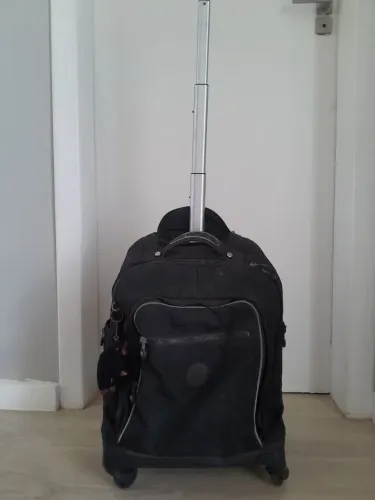 Mochila kipling, preta, em ótimo estado ( será entregue limpa)