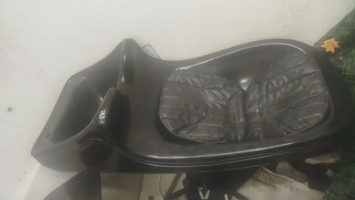 Vendo lavatório,cadeira de cabeleireiro e cadeirinha de manicure 