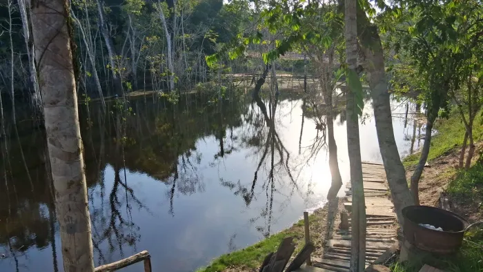 Sitio em iranduba, com lago e uma casa.