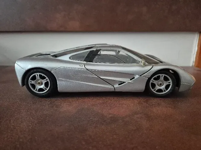 Miniatura McLaren F1 Escala 1:18 Maisto