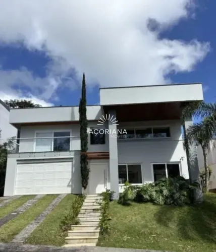 Casa Alto Padrão para Locação no Itacorubi com 4 Quartos e Piscina