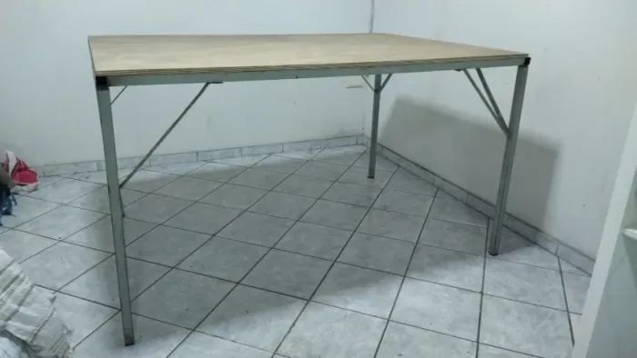 Mesa com Base de Ferro e Tampo de Madeira