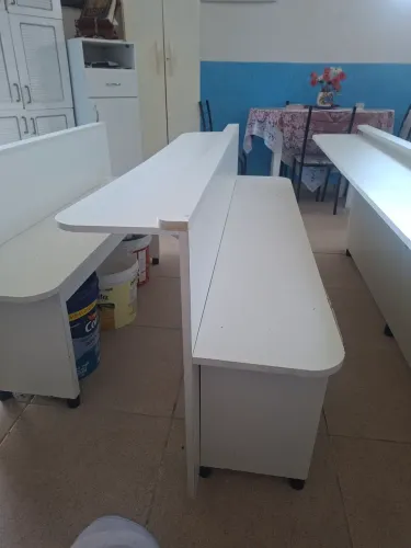 Conjunto com quatro bancos e escrivaninha