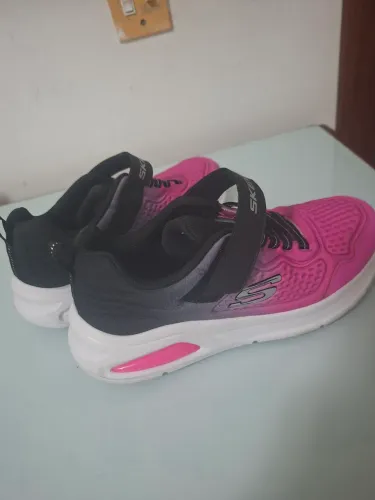 Lindo Tenis SKECHERS Original No.34/35 novo (usado somente uma vez)