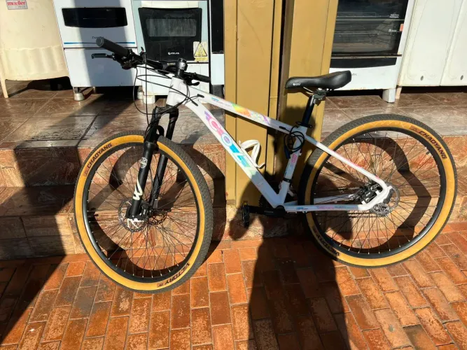 Bicleta colly hills aro 29, freio hidráulico, suspensão com trava