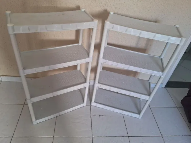 KIT DE PRATELEIRAS DE PLÁSTICO NA COR BRANCO, EM ÓTIMO ESTADO DE CONSERVAÇÃO