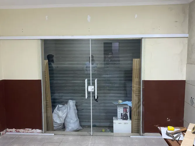 Vendo Porta de Correr de Vidro (duas folhas)